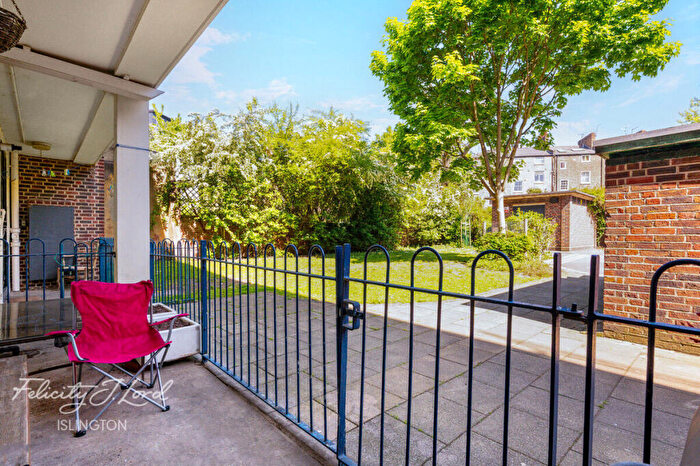 3 Bedroom Flat For Sale In Newington Green Road, London, N1