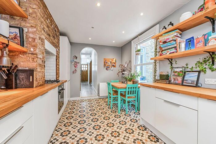 1 Bedroom Maisonette For Sale In Duntshill Road, London, SW18