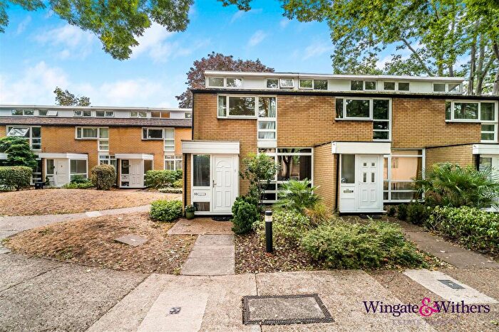 3 Bedroom End Of Terrace House For Sale In Weymede, Byfleet, KT14