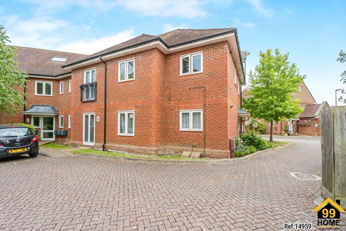 2 Bedroom Flat For Sale In Old Common Close, Chichester, PO20