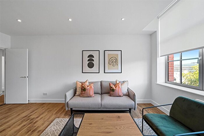 2 Bedroom Apartment To Rent In West Smithfield, London, EC1A