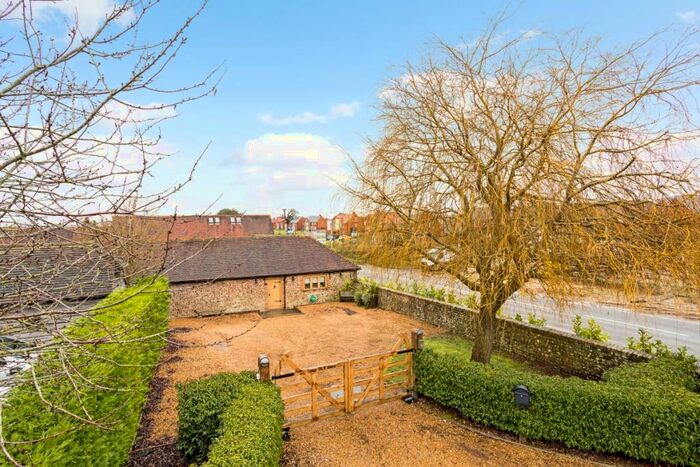 3 Bedroom Barn To Rent In Old Place Lane Westhampnett, PO18