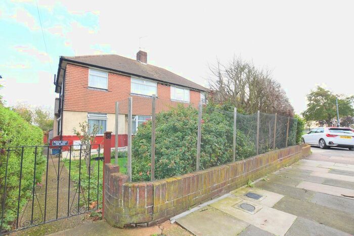 2 Bedroom Flat To Rent In Dryden Close, Ilford, IG6