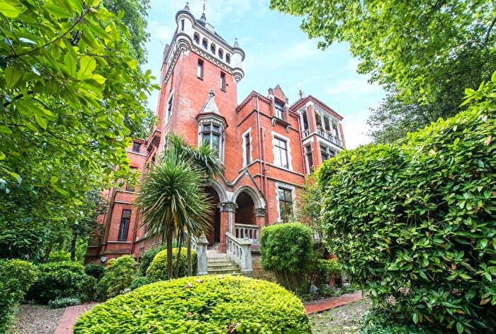 2 Bedroom Maisonette For Sale In Fitzjohns Avenue, Hampstead, NW3