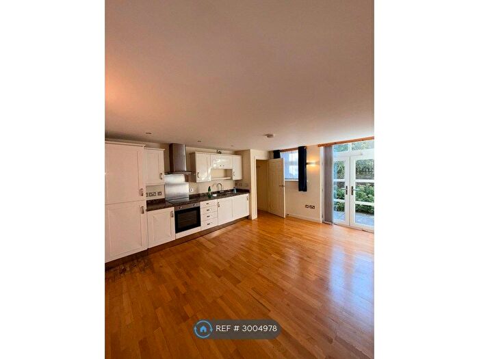 2 Bedroom Flat To Rent In The Old School House, Bradford, BD13