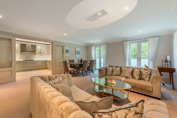 2 Bedroom Flat To Rent In Kingswood Ascot, SL5