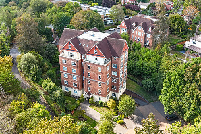 3 Bedroom Flat For Sale In Wray Common Road, Reigate, RH2