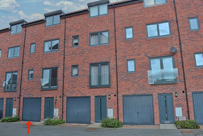 4 Bedroom Terraced House For Sale In Bainbridge Court, Newark, NG24