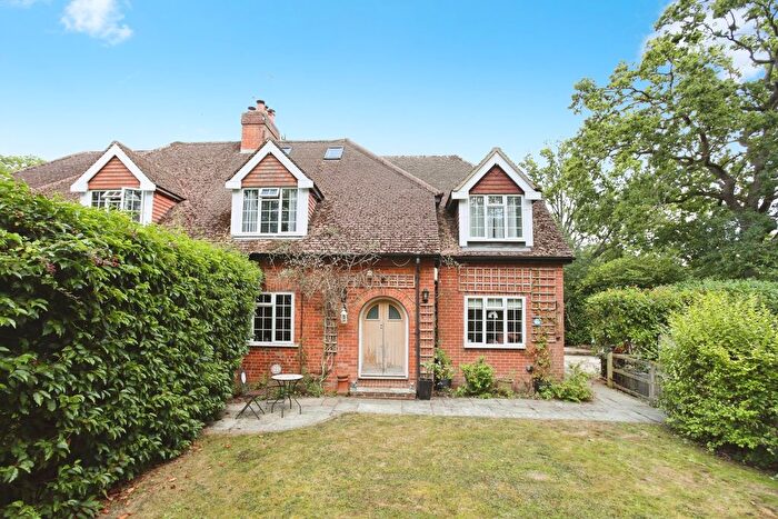4 Bedroom Semi-detached House For Sale In Eggpie Lane, Hildenborough, Tonbridge, Kent, TN11