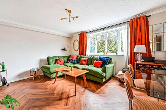 1 Bedroom Flat For Sale In Ferndown Court, Guildford, GU1