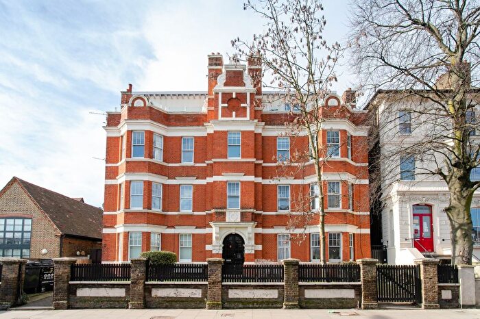 3 Bedroom Flat To Rent In Trinity Road, London, SW17