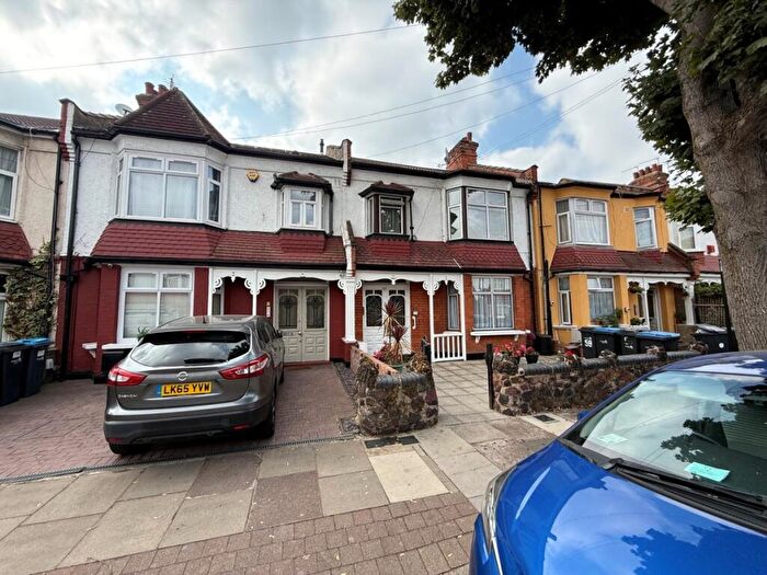 2 Bedroom Flat To Rent In Kelvin Avenue, Palmers Green, N13