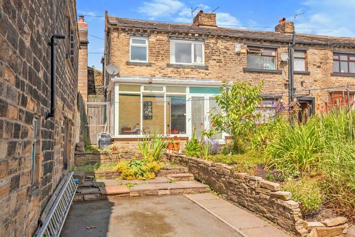 2 Bedroom House To Rent In Beck Hill, Bradford, BD6