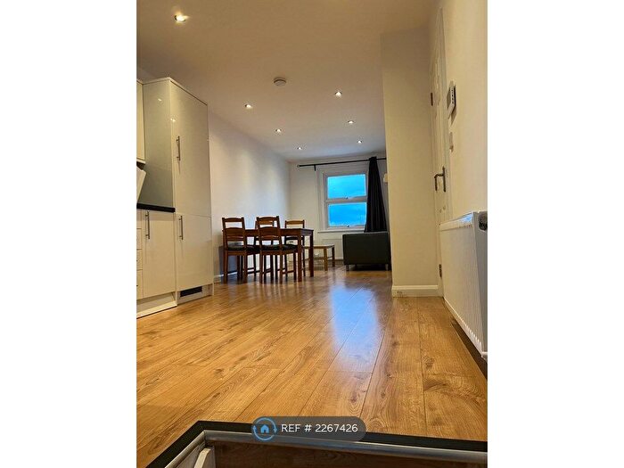 3 Bedroom Maisonette To Rent In Old Kent Road, London, SE15