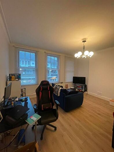 1 Bedroom Flat To Rent In North End Road, Fulham, London, SW6