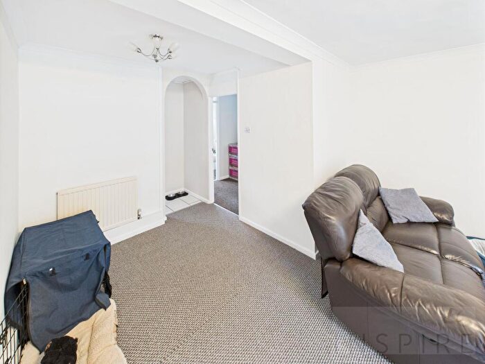 2 Bedroom Flat For Sale In Chiddingly Close, Crawley, RH10