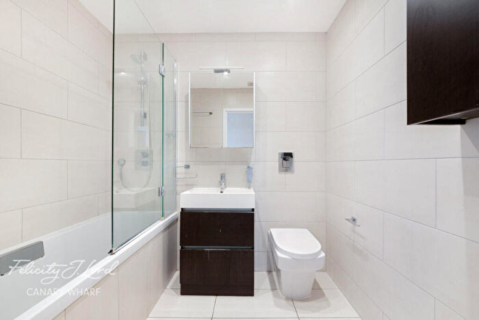 2 Bedroom Apartment To Rent In Blackwall Way, London, E14