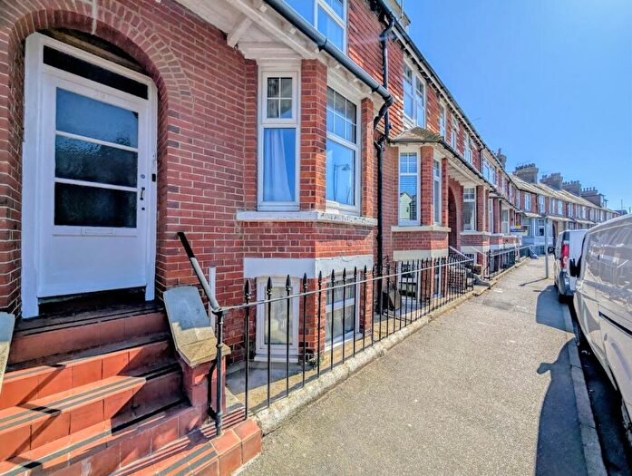 1 Bedroom Flat For Sale In Pier Road, Littlehampton, BN17