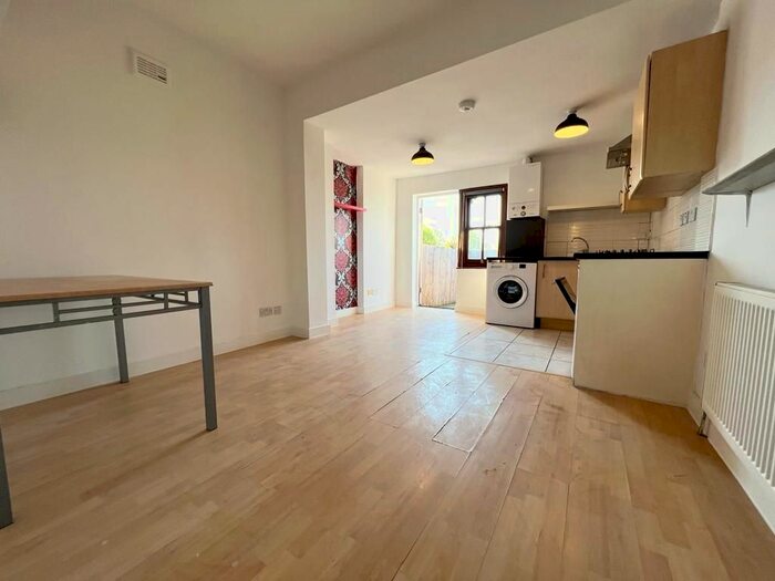 1 Bedroom Flat To Rent In Hendon Lane, Finchley, N3