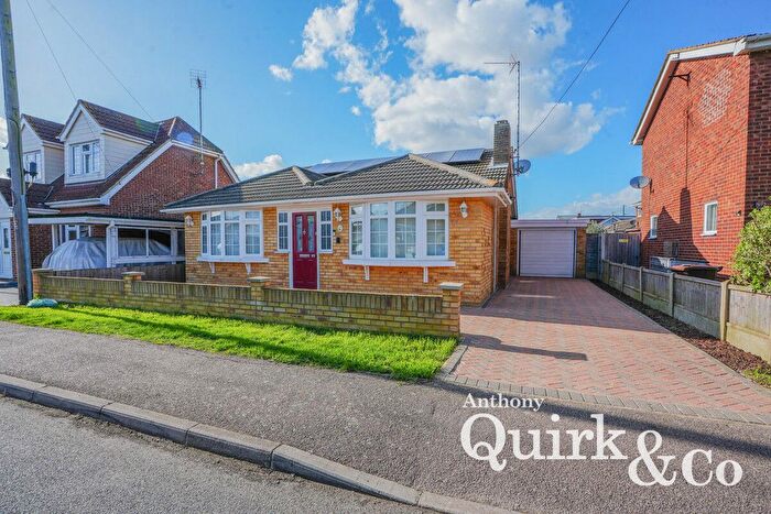 2 Bedroom Detached Bungalow For Sale In Dewyk Road, Canvey Island, SS8