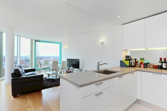 3 Bedroom Flat To Rent In Station Approach, Hayes, UB3