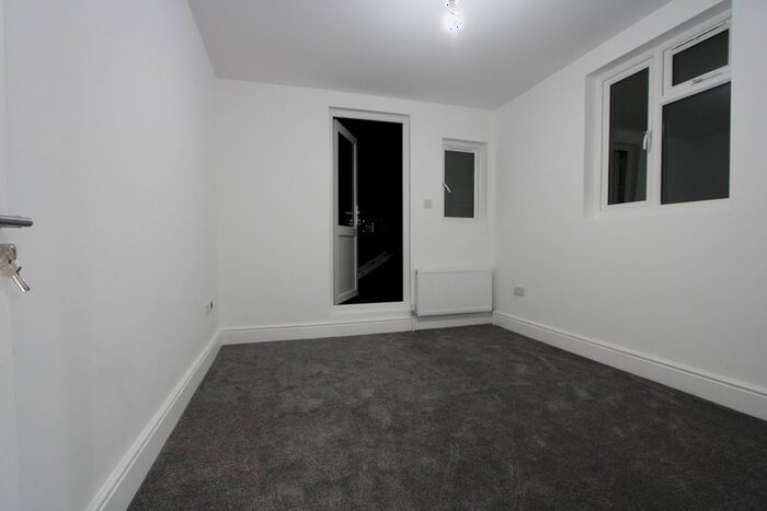 3 Bedroom Flat To Rent In South Lambeth Road, London, SW8