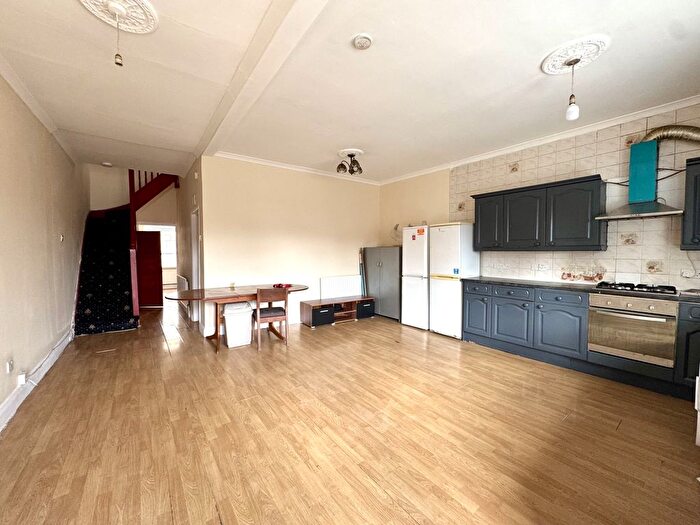4 Bedroom Flat To Rent In King Street, Southall, UB2