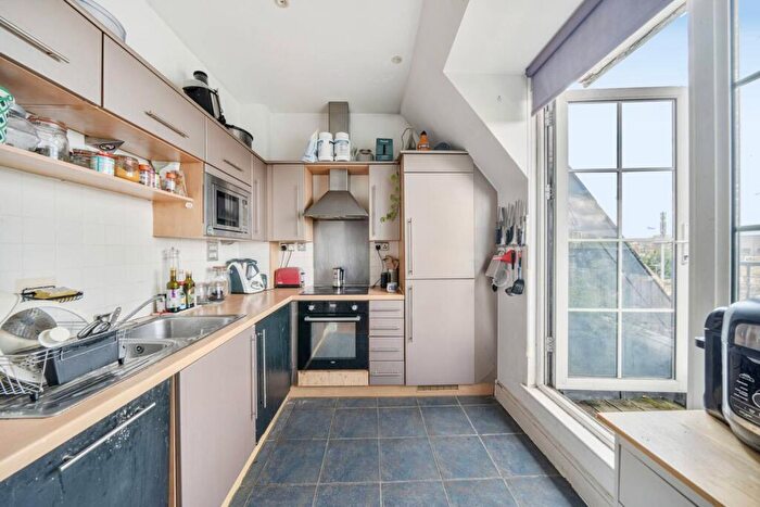 2 Bedroom Flat To Rent In Peckham Grove, Peckham, London, SE15