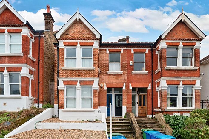 3 Bedroom Maisonette For Sale In Belvoir Road, London, SE22