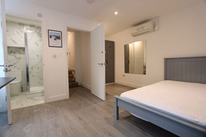 3 Bedroom Flat To Rent In Parkgate Road, London, SW11