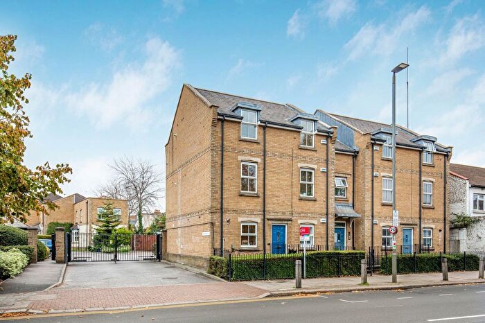 2 Bedroom Flat For Sale In Garratt Lane, London, SW17