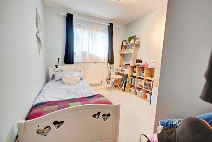 2 Bedroom Flat For Sale In Gartlet Road, Watford, WD17