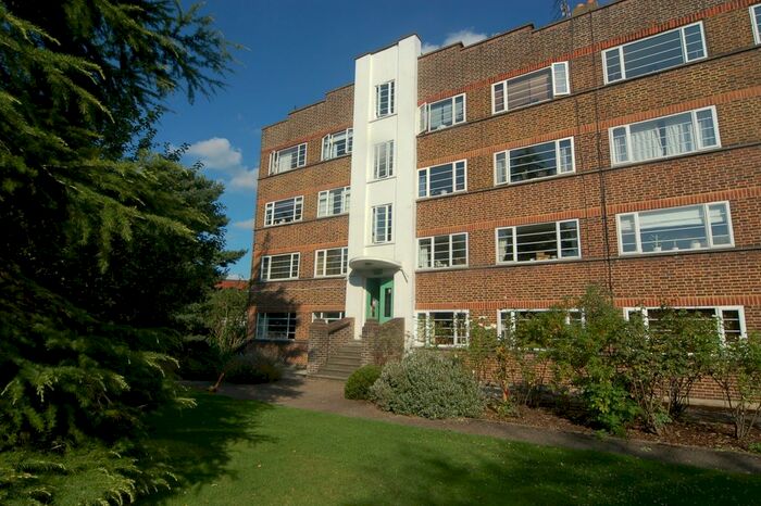 2 Bedroom Flat To Rent In Park Court, Park Road, Hampton Wick, Kingston Upon Thames, KT1