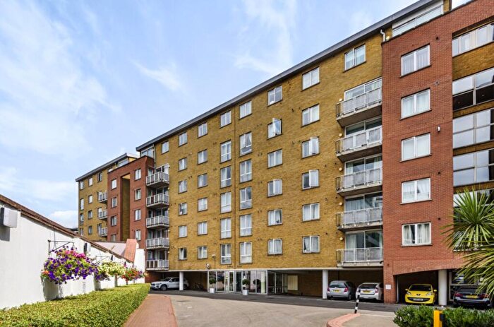 3 Bedroom Flat To Rent In North Bank, London, NW8