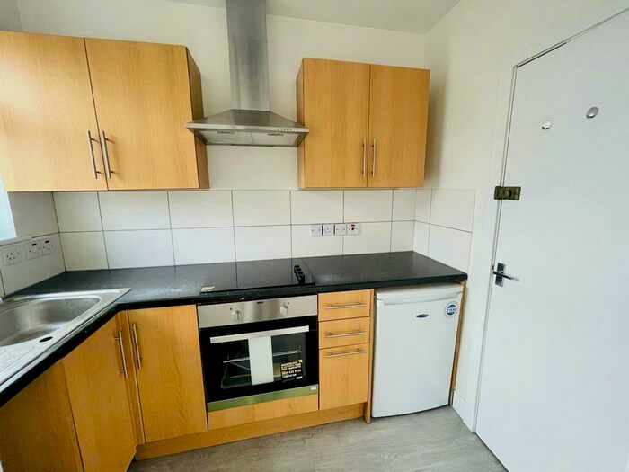 Studio To Rent In Woodville Gardens, NW11