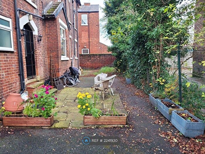 2 Bedroom Flat To Rent In Lincoln Grove, Manchester, M13