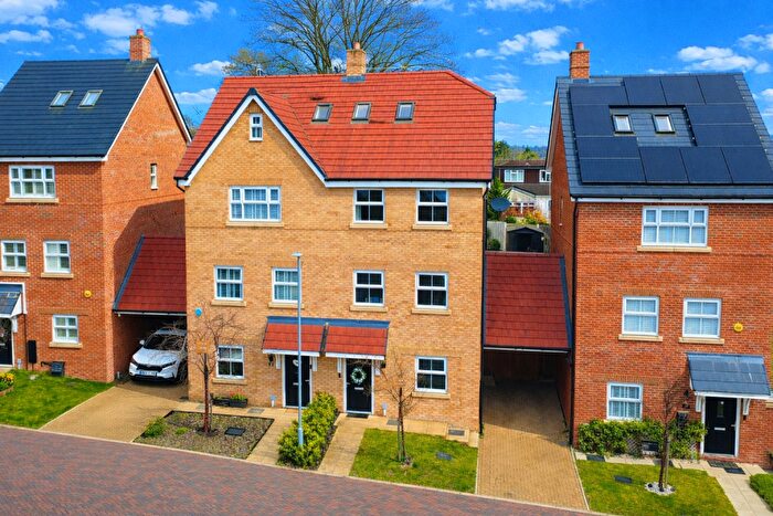 4 Bedroom Semi Detached House For Sale In Jay Close, Aspen Park, Hemel Hempstead, HP3