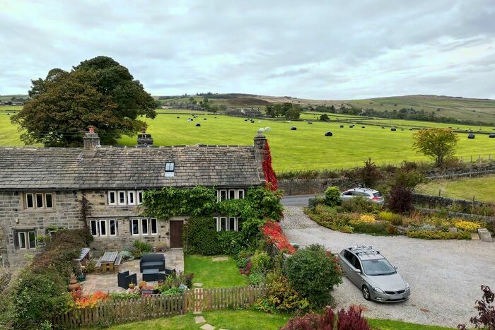 5 Bedroom Semi-Detached House For Sale In Cross Stone Road, Todmorden, OL14