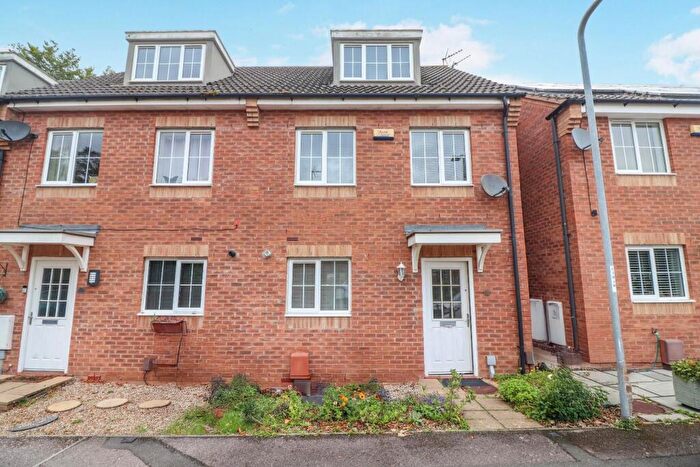 3 Bedroom Town House For Sale In Jubilee Gardens, Rushden, NN10