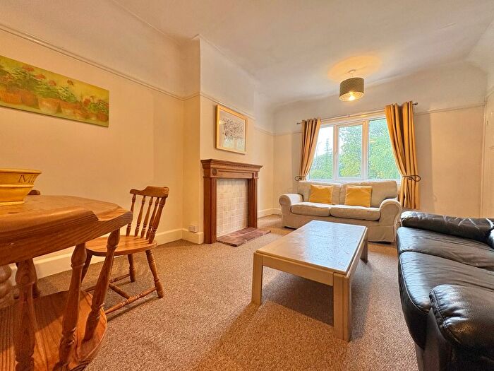 2 Bedroom Flat To Rent In Otley Road, West Park, Far Headingley, Leeds, LS16