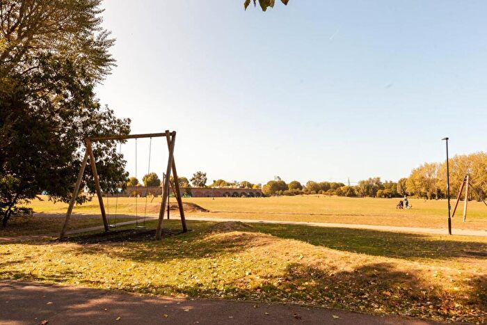 3 Bedroom Flat To Rent In Eden Apartments, Isle Of Dogs, London, E14