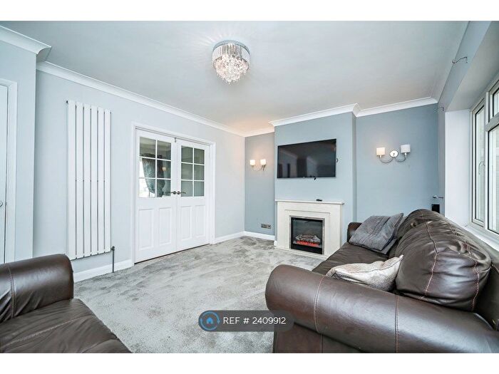 4 Bedroom Semi-Detached House To Rent In The Shades, Rochester, ME2