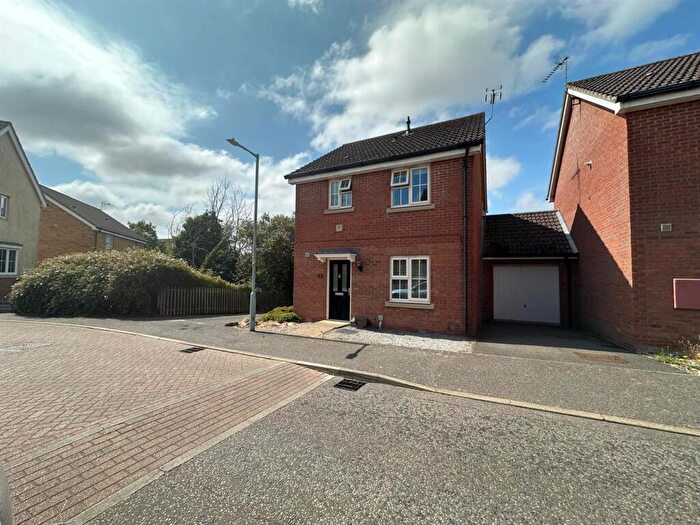 3 Bedroom Link Detached House For Sale In Goosander Road, Stowmarket, IP14