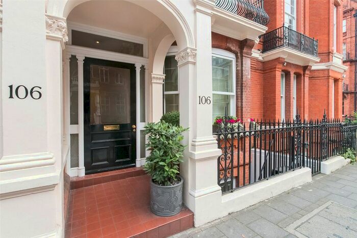 2 Bedroom Flat To Rent In Park Street, Mayfair, London, W1K