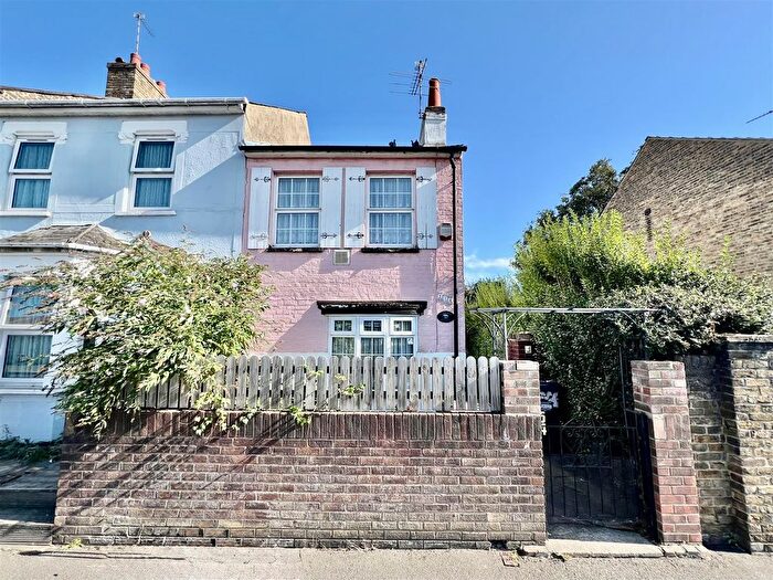 3 Bedroom End Terrace House For Sale In Hanworth Road, Hounslow, TW3