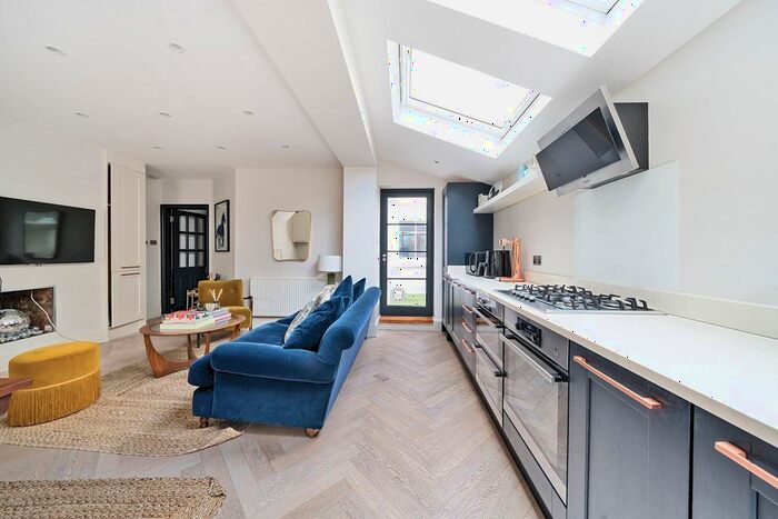 3 Bedroom Maisonette To Rent In Emlyn Road, London, W12