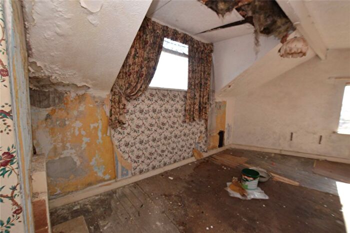 5 Bedroom Semi-Detached House For Sale In Tyas Grove, Leeds, LS9