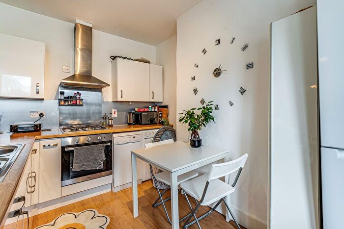 1 Bedroom Flat To Rent In Poynders Road, London, SW4