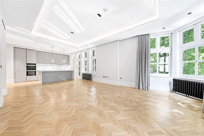 3 Bedroom Flat To Rent In Kensington Court, London, W8