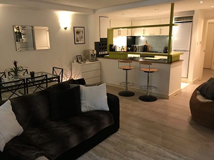 2 Bedroom Flat To Rent In Mile End Road, London, E1